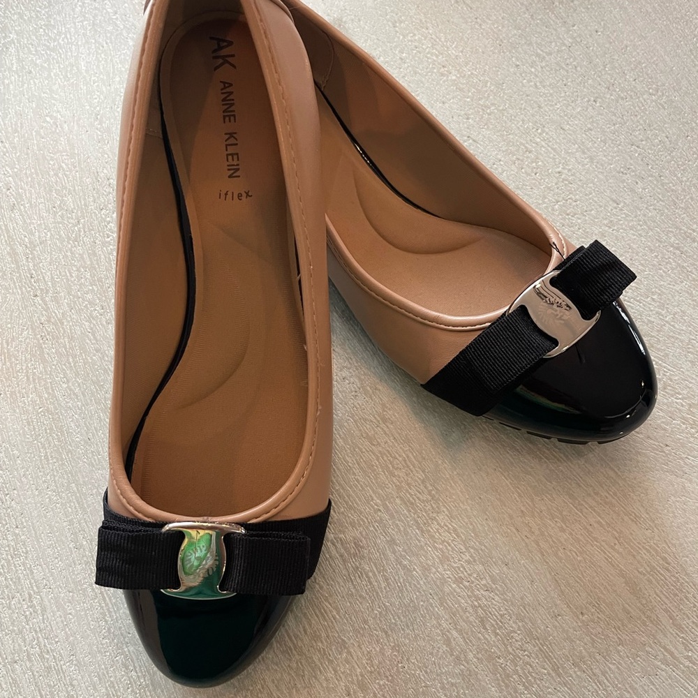 Anne Klein Black and Tan Flats with Bow